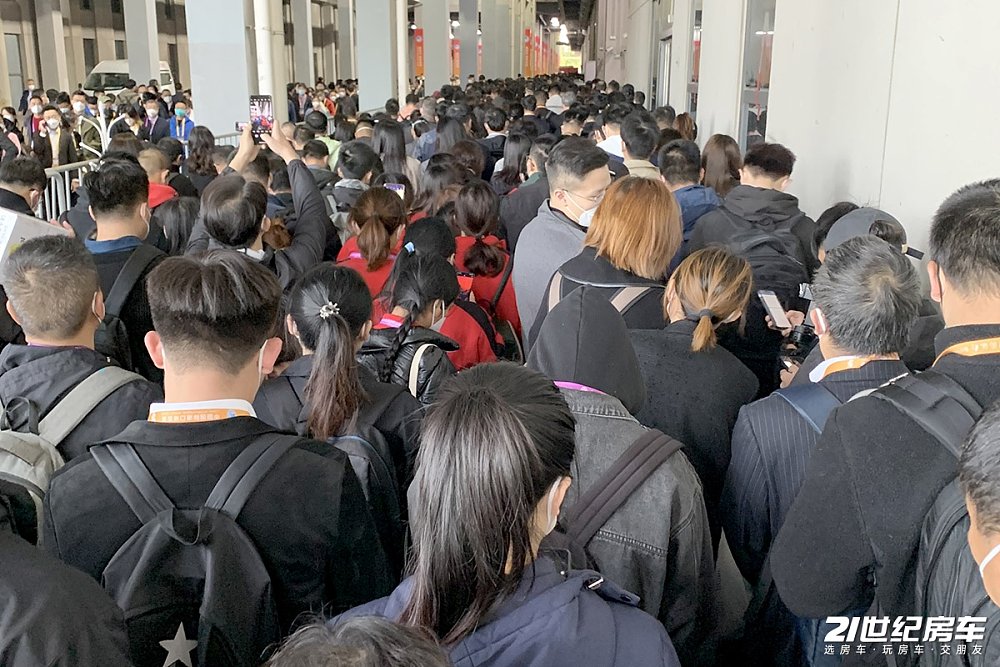 URV全新跨界车型全场瞩目！戴德亮相上海进博会_1